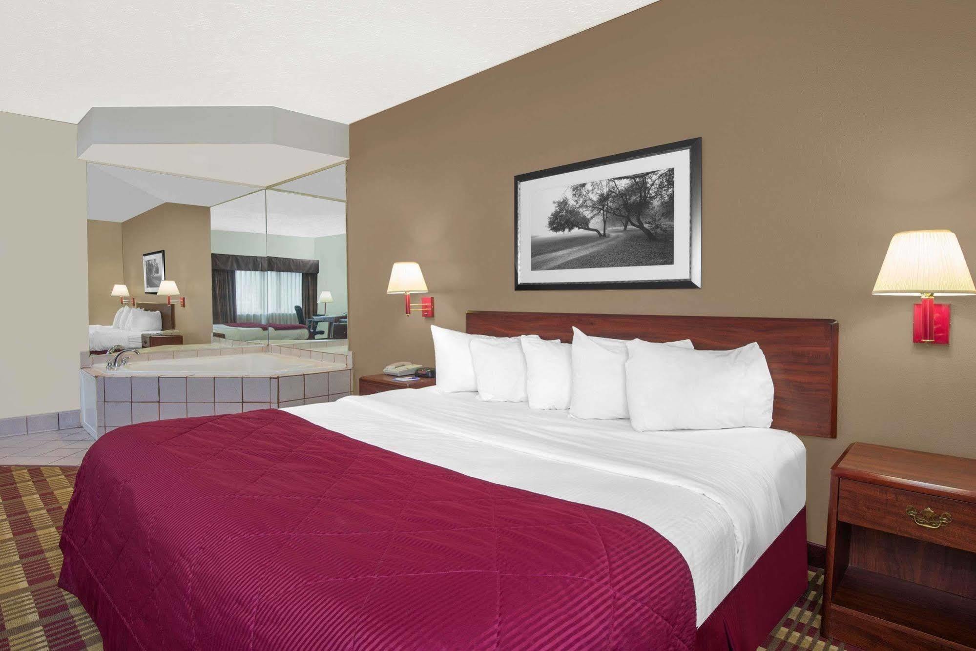Hotel Baymont By Wyndham Boston Heights/Hudson Zewnętrze zdjęcie